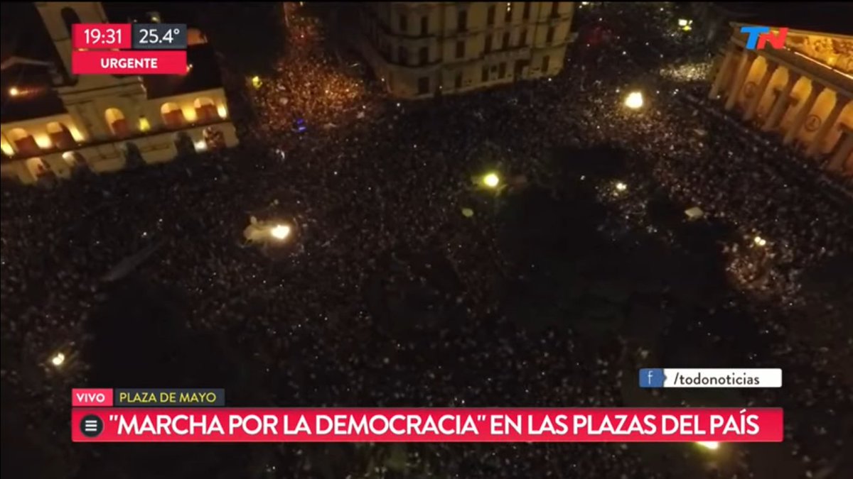 Pat_Noriyuki's tweet photo. Un sábado a la tarde, sin oradores y sin micros arreando gente. Solo un pueblo y su bandera defendiendo la Democracia. Emoción pura #1AYoVoy https://t.co/3pCcmYDRzI