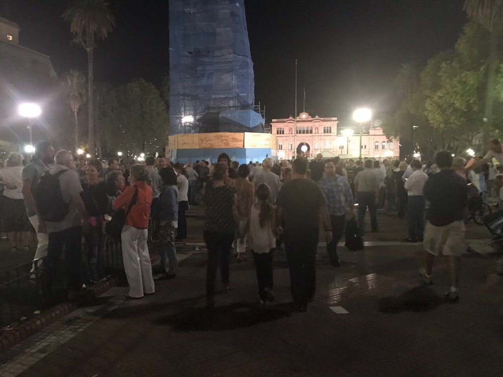 Luis_Delia's tweet photo. Floja la movilización de Cambiemos perdieron el pluriclasismo que habian alcanzado.Solo clase media cheta y chota https://t.co/ZHU36qAu3f
