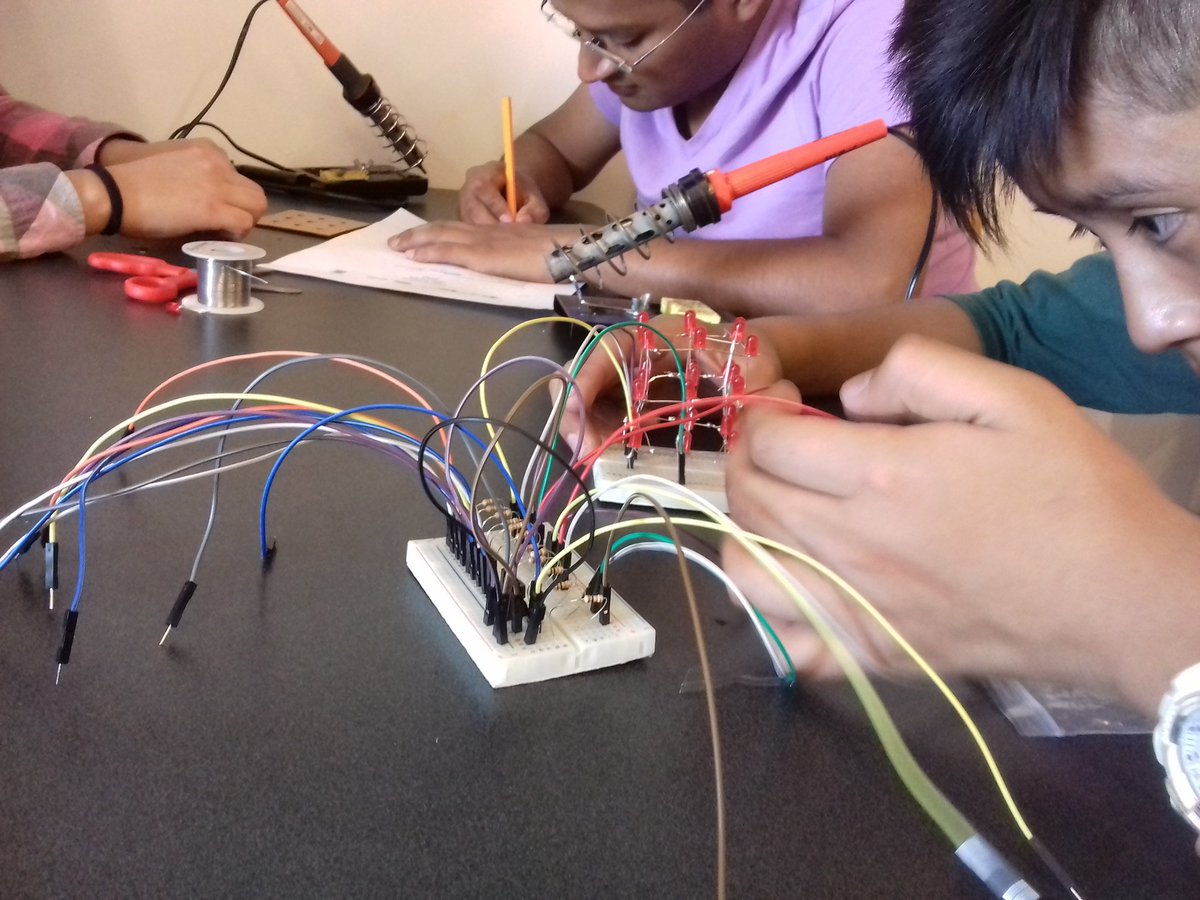voidrizoma's tweet image. El morrito se rifó en el taller #ArduinoDayCDMX #TalleresLCD