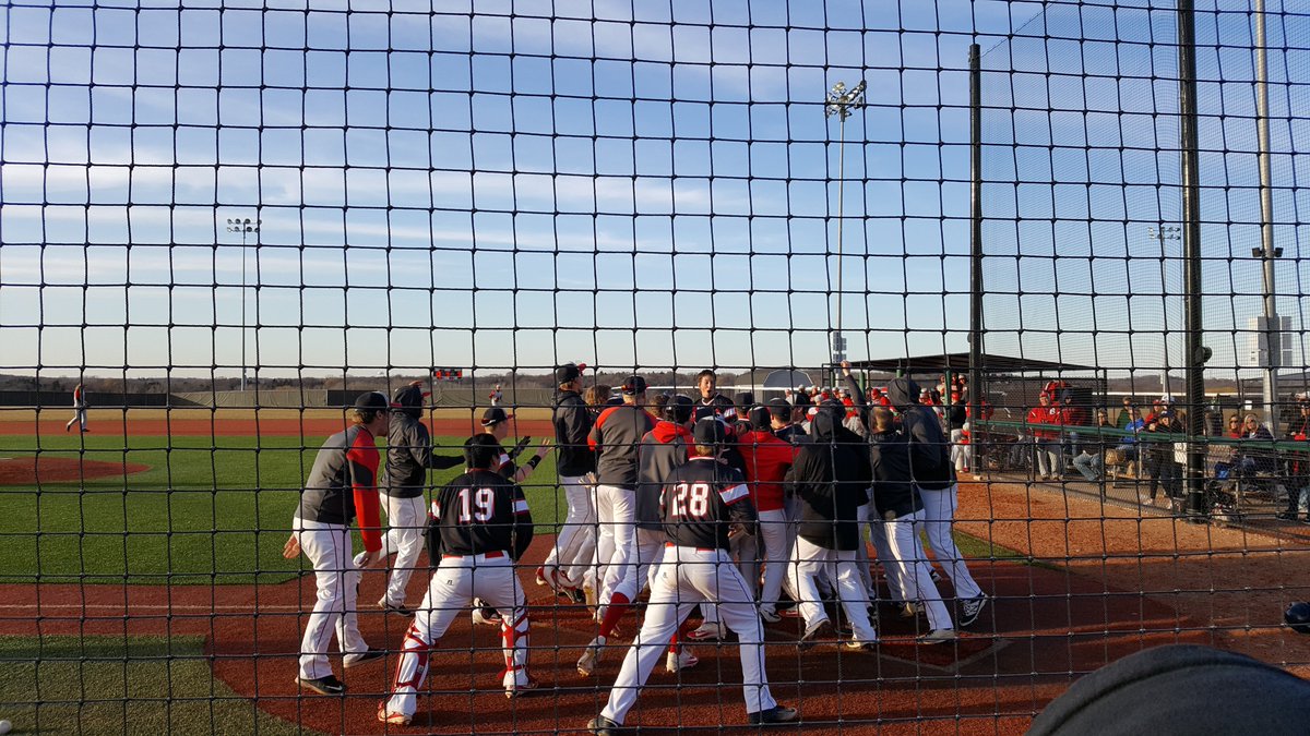 MSOE_Baseball's tweet photo. WALK OFF WINNER! @gwillems23 delivers a solo shot in the bottom of the 9th to lift the Raiders over @BenUAthletics 10-9 in game 2. https://t.co/HTc5zW1HlS