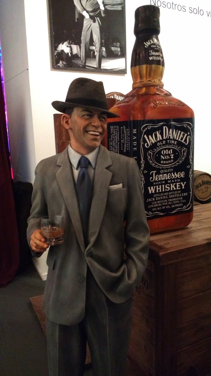 SinatraXP's tweet photo. Ya estamos viviendo la #SinatraExperience. ¿Algo para tomar quizás? https://t.co/CuveF9581a
