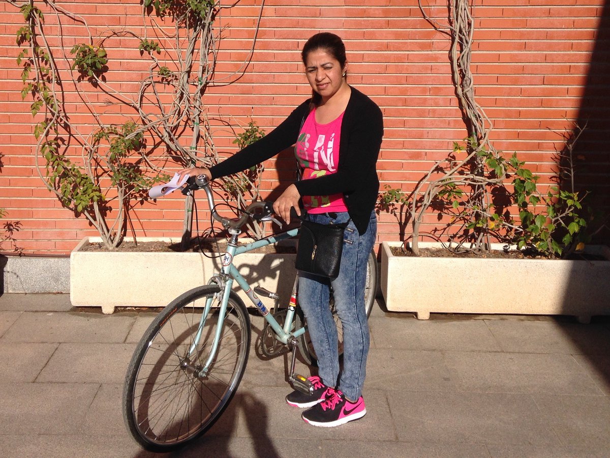 AngelsByBike's tweet photo. Elisabeth de Honduras recorría andando muchos kms hasta llegar al trabajo. Por fin tiene un medio de transporte que le ayudara a desplazarse https://t.co/BlNTWZl3kS