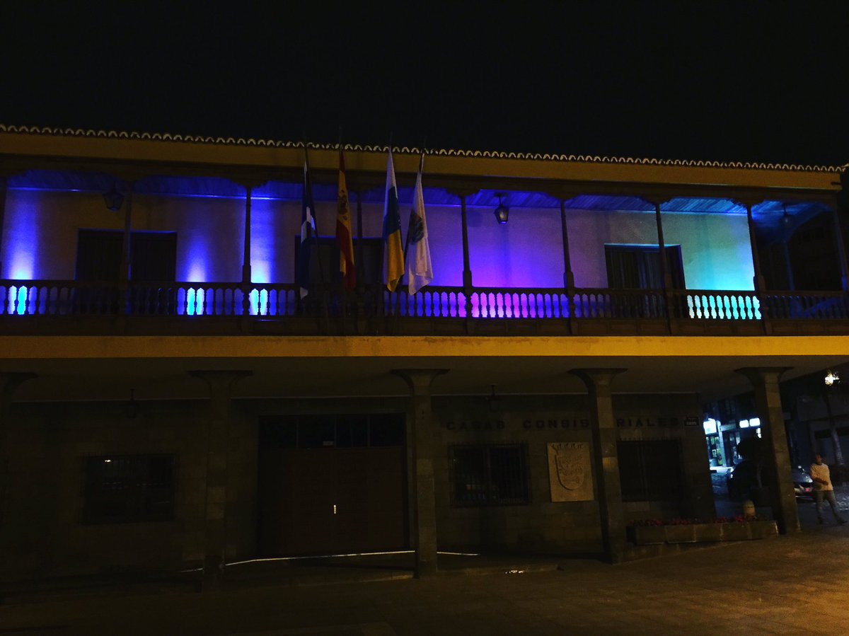 iluminacionEC's tweet photo. @puertodelacruz se tiñe de azul para conmemorar el #diamundialconcienciacionautismo #autismo #visionazul https://t.co/sKss0OjtxY