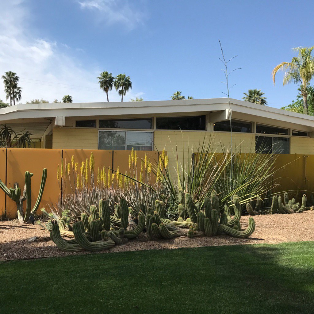 MeredithBzdak's tweet photo. Touring Marlen Grove by #Modern #architect Ralph Haver AIA, 1950s, w/@docomomo_us #modphx #phoenix https://t.co/oq8YNLokDr