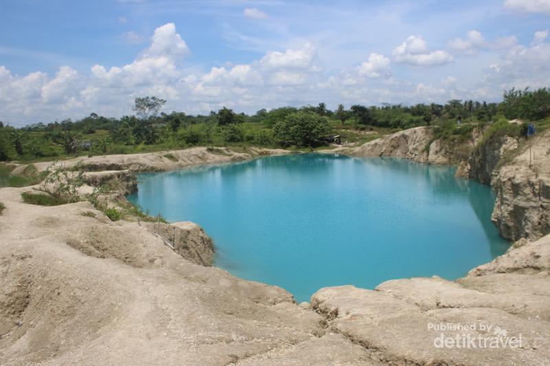 detikcom's tweet photo. Kamu Harus Tahu, Tangerang Punya Danau Biru! https://t.co/Siy2FpTtsj via @detiktravel https://t.co/jW1xZiE8yg