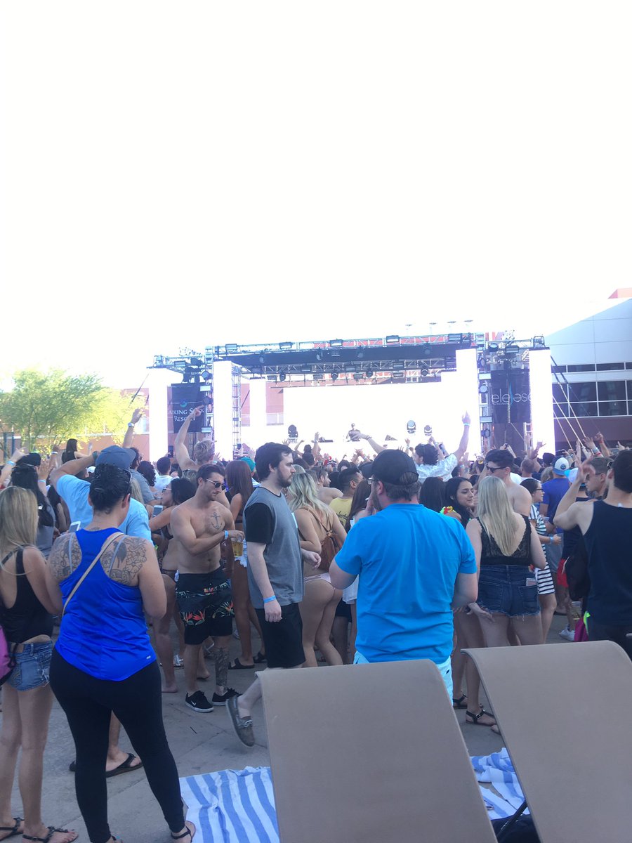 lyscherryart's tweet photo. @dillonfrancis where's Gerald dammit?!? #APBonGerald https://t.co/3Z6s24sZEc
