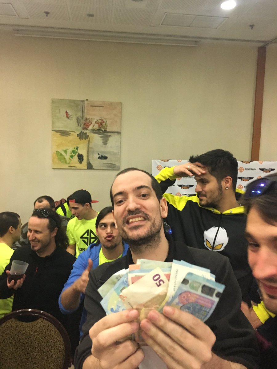FAS0LL's tweet photo. Aparentemente @ShiniZX se paso al oscuro y turbio mundo de las apuestas #bets365 https://t.co/ob1bIY8YqI