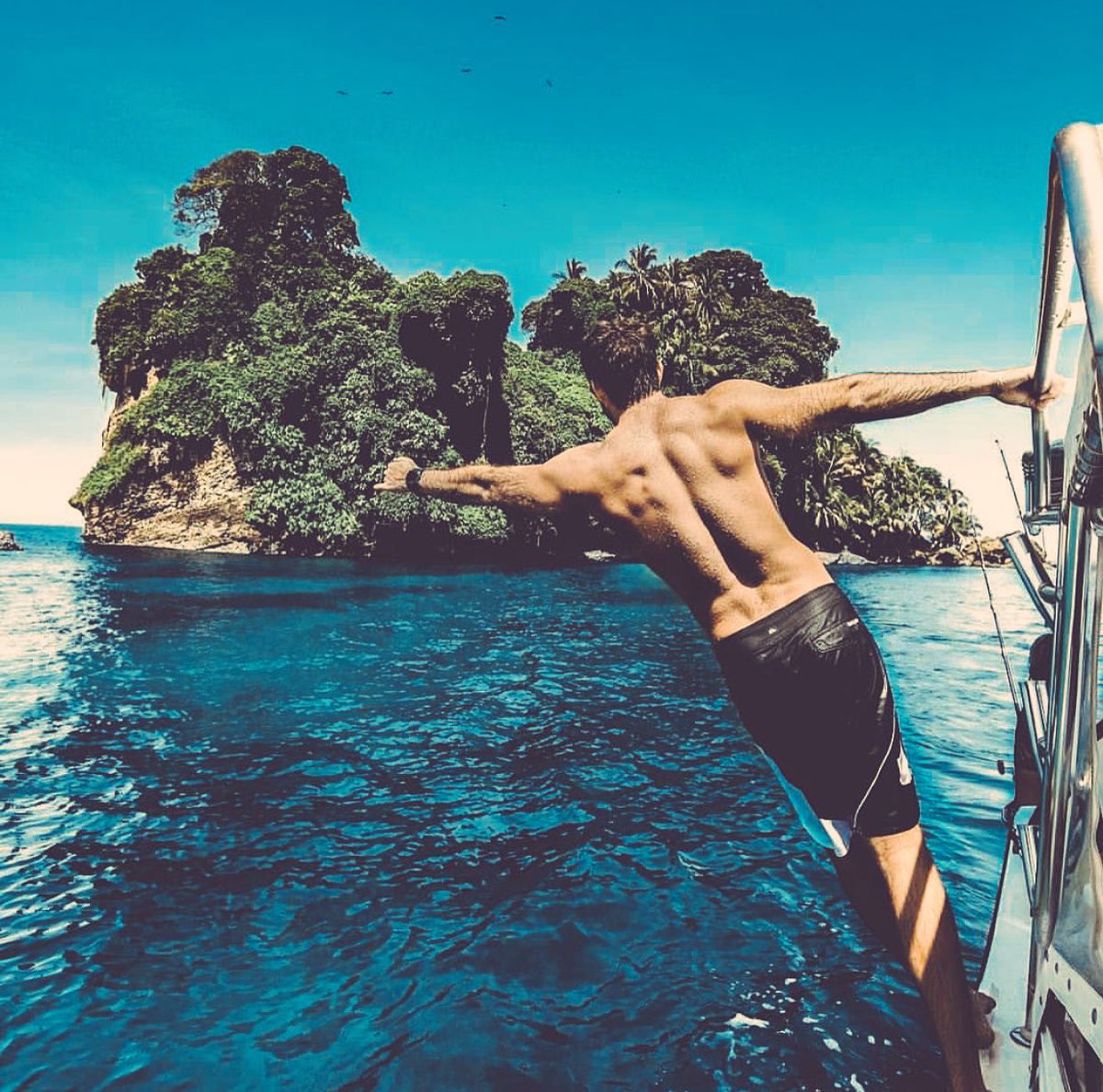 MiPOVTech's tweet photo. To adventure is to find yourself whole. To adventure is to have a story at the end of all this. ππ€π½ #MiPOV #Adventure #Ocean https://t.co/UdpqqP592p