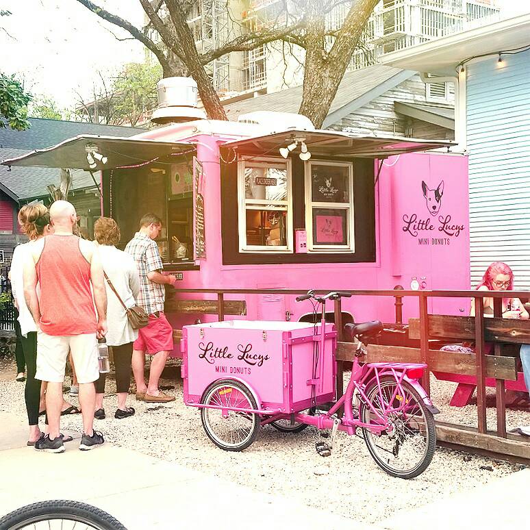 LoveLittleLucys's tweet photo. Another Cool 😎 #BeautifulDay in #AustinTx for #HotFresh #MiniDonuts & #CraftCoctails 🚛💞🍩n #RaineyStreet 🍸👭🍩🏡 #AustinEats #AustinFoodTrucks 🐶 https://t.co/duDpTfDIBf
