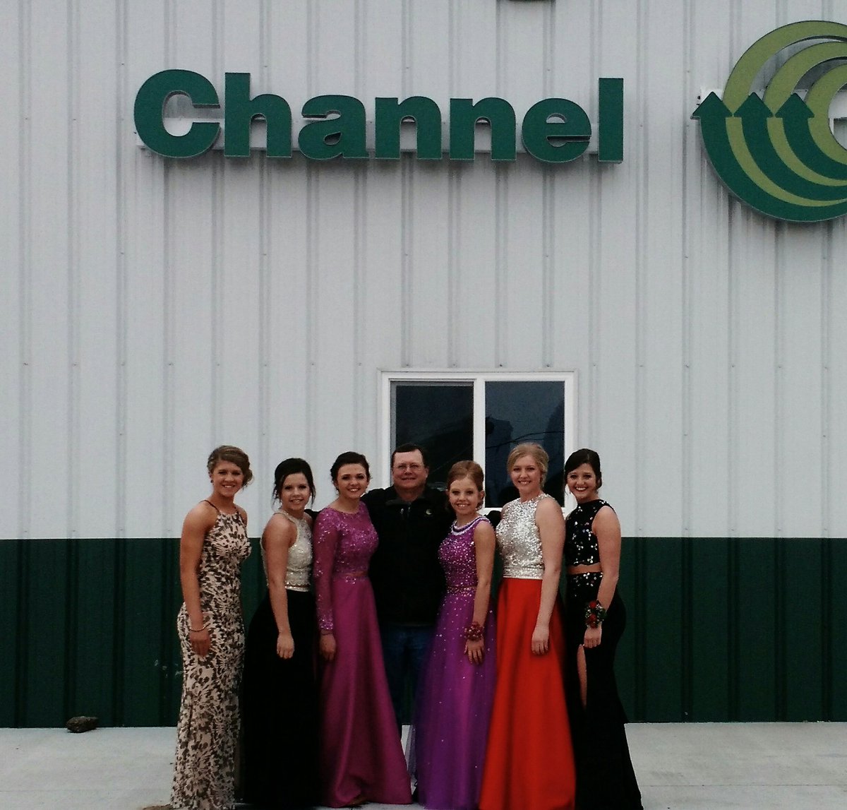 schafer_larry's tweet photo. @MeridianMustang @ChannelSeed @shorty5455      Prom night.   Couldn't resist.     #nicebackdrop https://t.co/JNXSWkWEC6