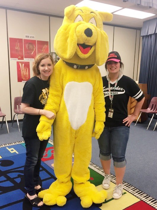 Shabushabugirl's tweet photo. Bulldog Day! #fernandezfinearts #fernandezstrong @saenz_artclass https://t.co/BuDLlpUMyA