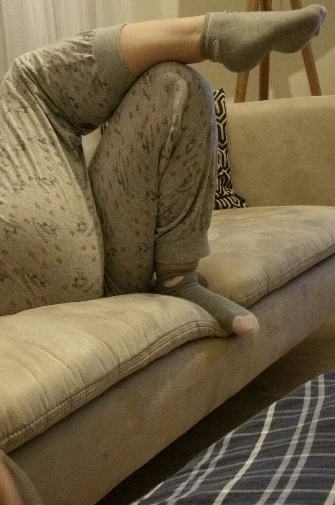 لا تهايط وتقول ماراح اشتهي اختي لو شفتها كذا ؛ صدقني انك الحين تتمنى تدفن وجهك بين فخوذها وتحك وشفايفك ودقنك ع شفرات كسها وزبك مقوم وهي اختك