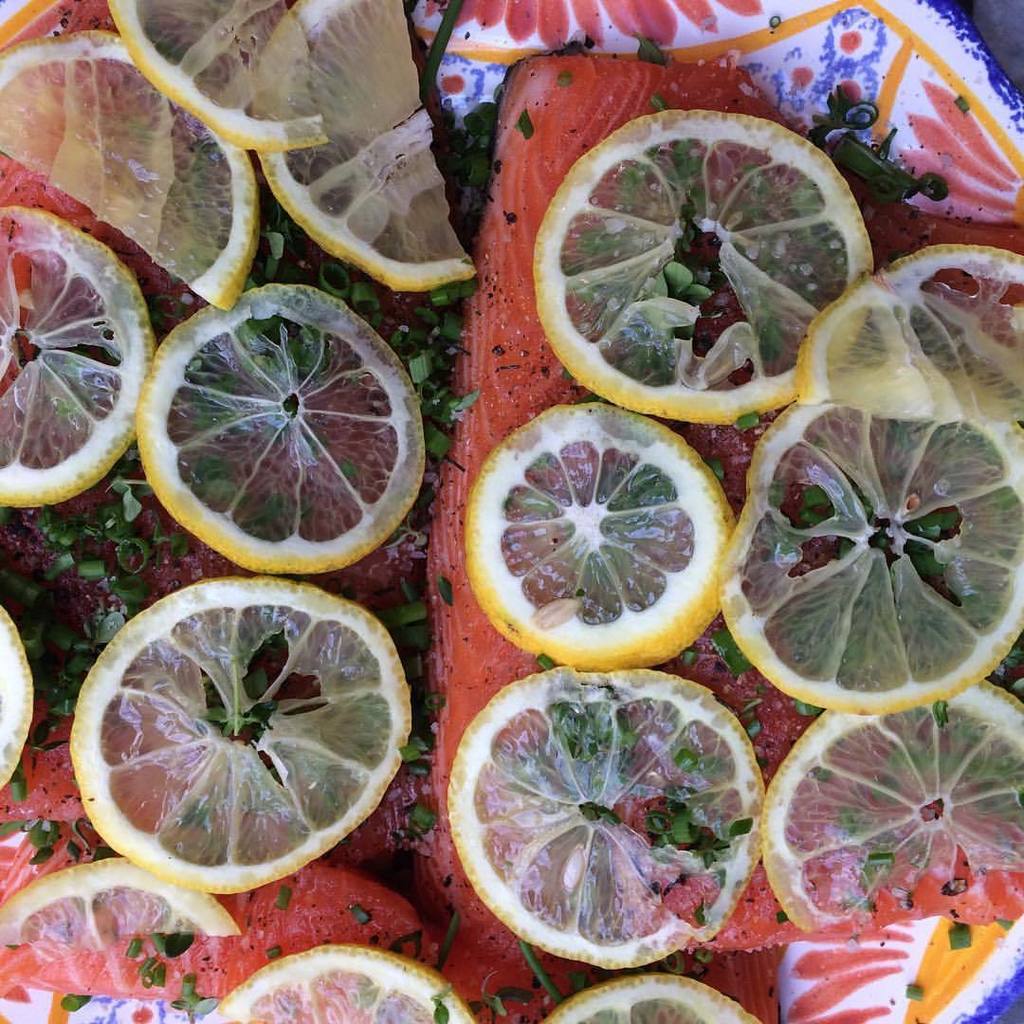 SHerrmannLoomis's tweet photo. Salmon ready for the grill. #scotland #lemons #lemonthyme #chives #lotsofpepper (at On Rue Tatin) https://t.co/aUQBN8jQwN
