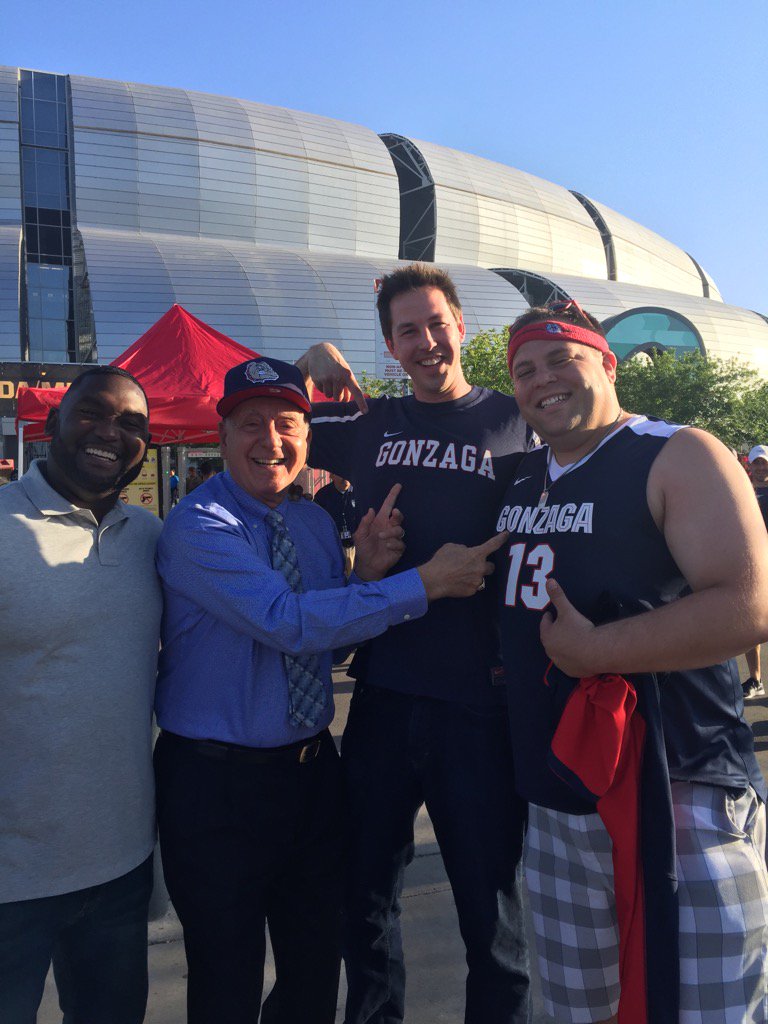 .@ZagsMBB fans r on cloud 9 as they hold off the gutty   Gamecocks  / Now GONZAGA IS 1 win away from an NCAA title .