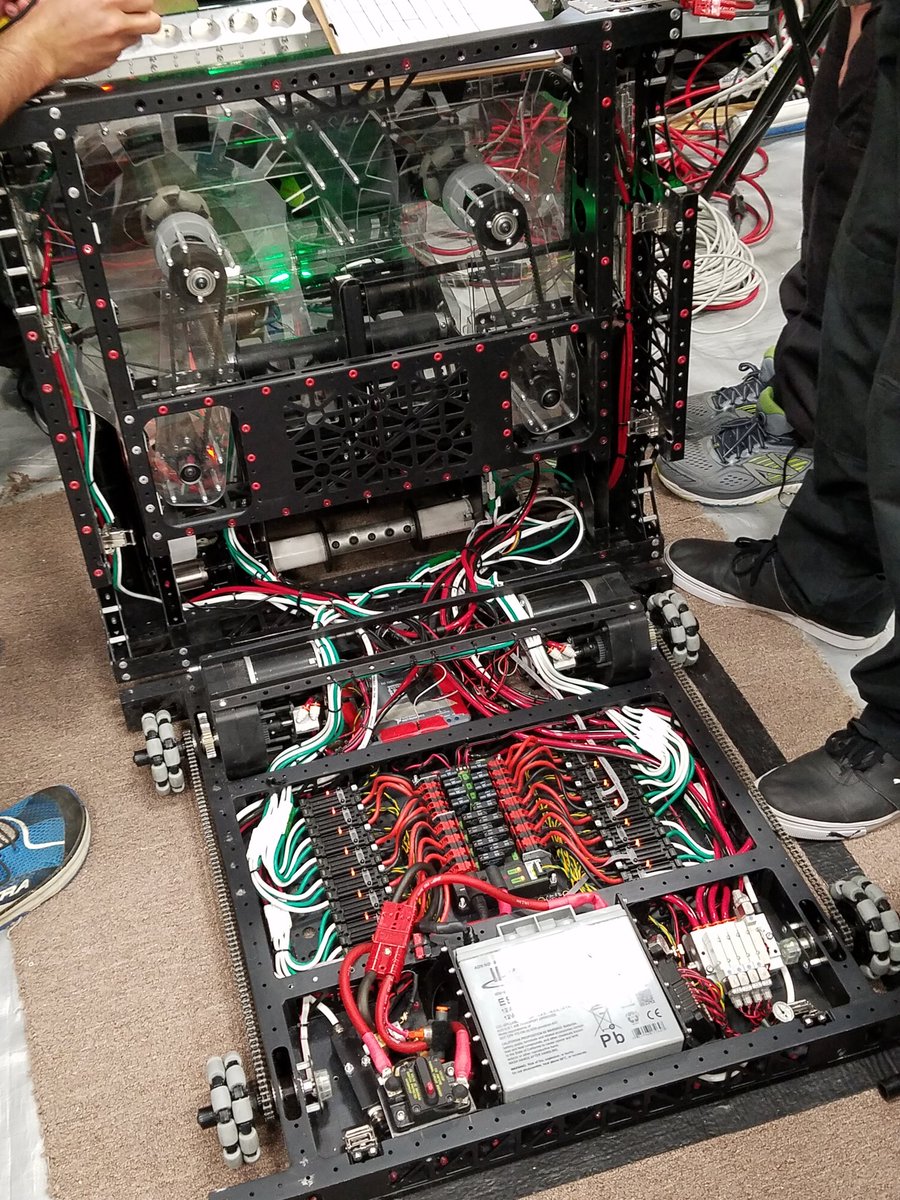FTC8886's tweet photo. Awesome wiring job. @FRCTeams @FIRSTinTexas #omgrobots https://t.co/AlymGqye6h