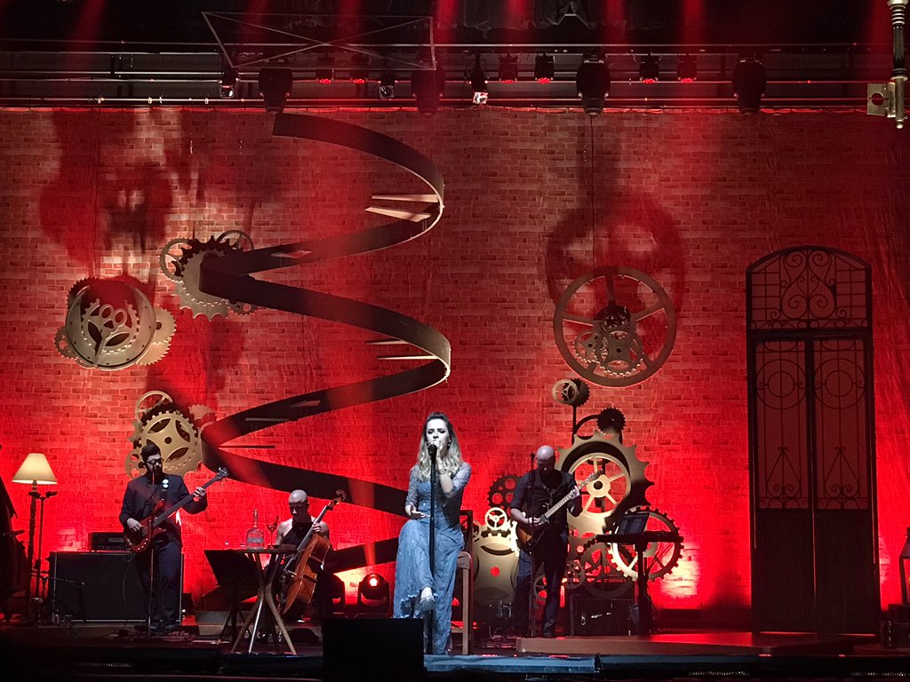 "Há mais do que eu sei tão vivo em mim..." <a href="/SandyLeah/">Sandy Leah</a>