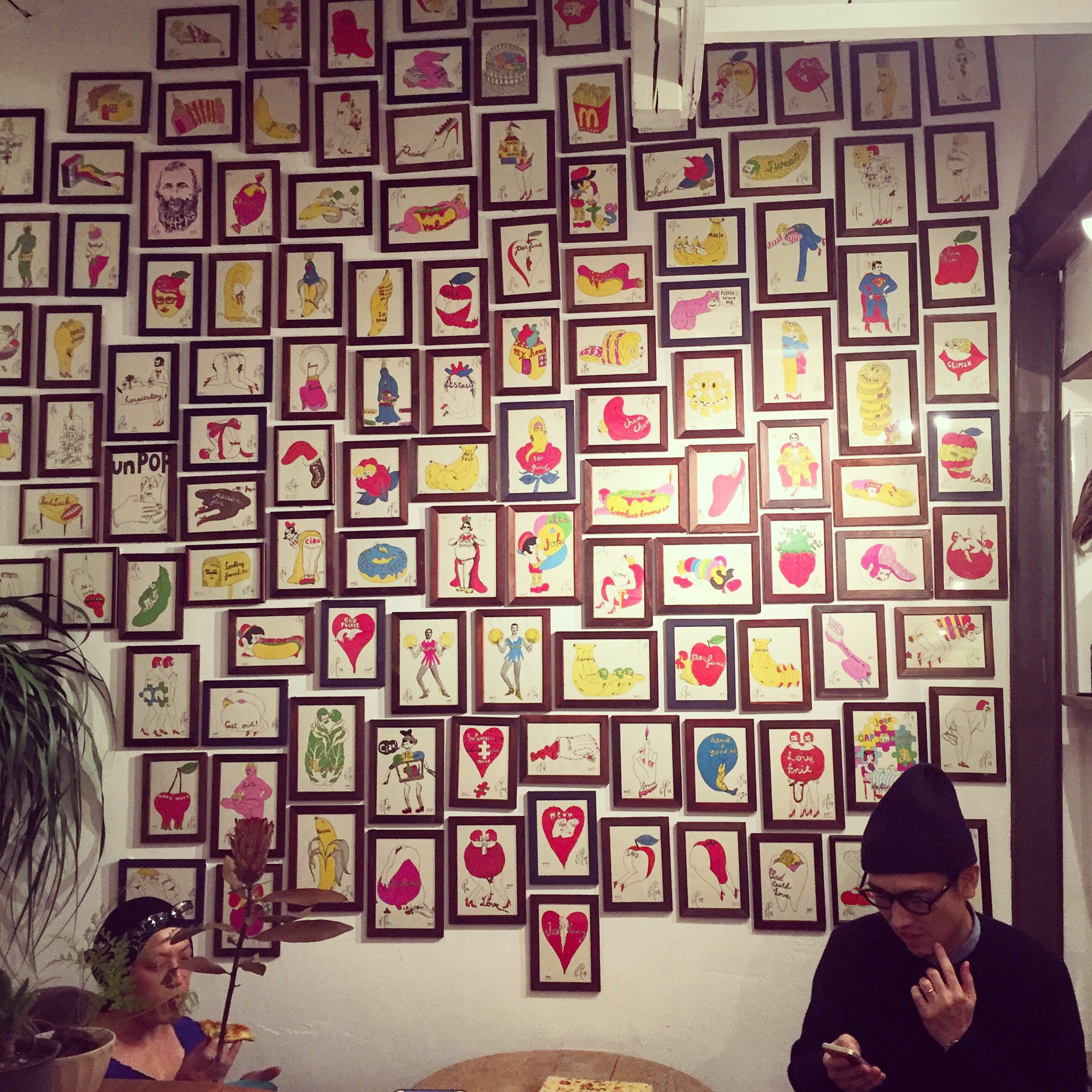 島田浩美 على تويتر 弊店では本日からイラストレーター ヤナギダマサミさんの展示を開催 写真左下がヤナギダさんです 男性です ただいま店主と農業に行ってるのですが 午後から在廊です 白雪姫ver の似顔絵を描いてくれ ます よろしくファンタジー T