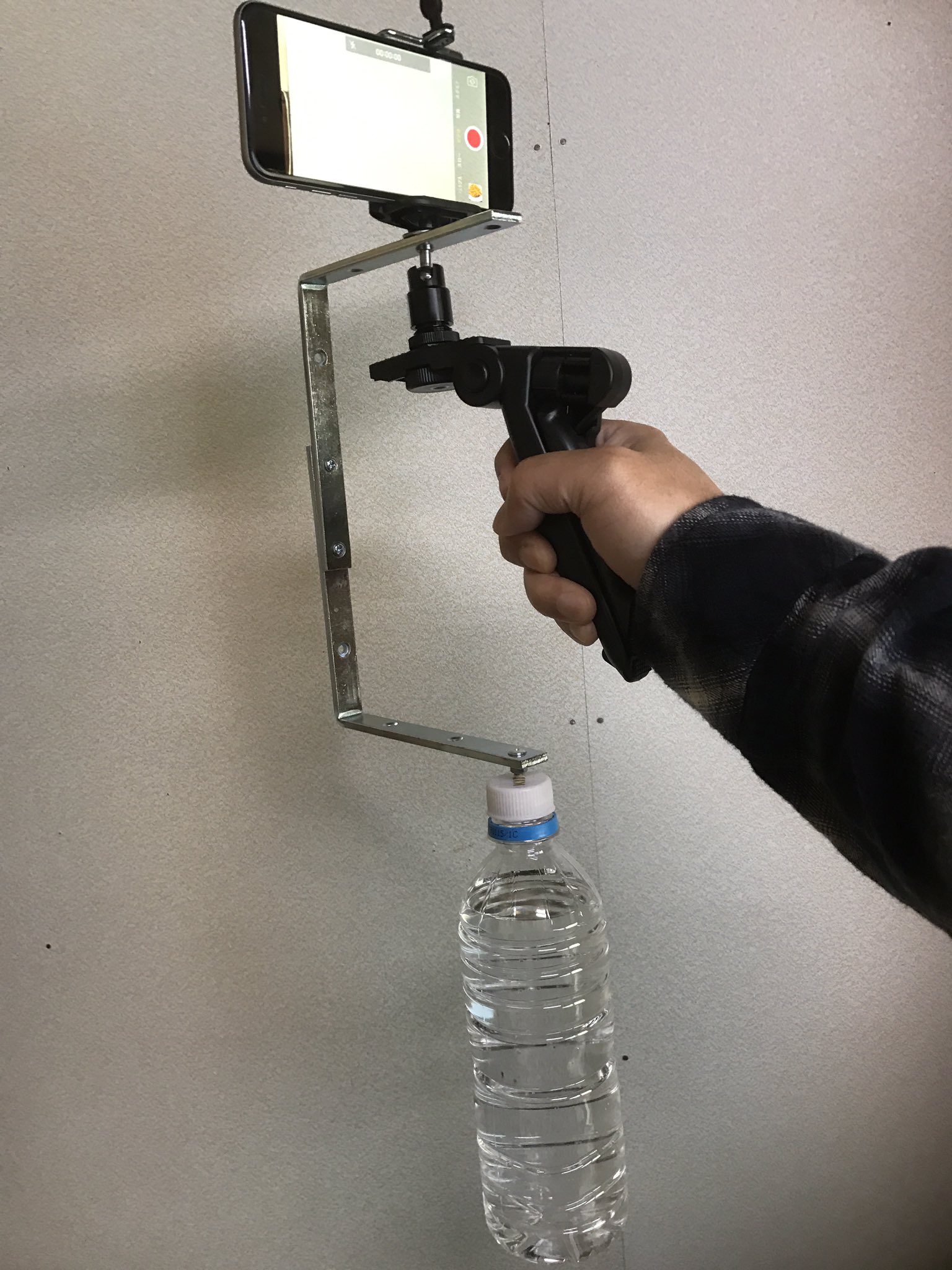 たいし 思うところがあってスタビライザーを自作しました 簡易的なもので材料費も1000円以下ですがwww 写真ではiphoneを使ってますがコンデジ 一眼にも対応可能でウェイトをペットボトルにした事でカメラと被写体に合わせて中の水や砂でバランスを可変にし