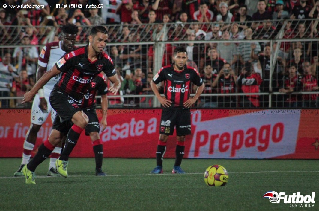 FutbolCR's tweet photo. #LDAvSAP 2-0 #ClasicoCR
¡Llegó la polémica al juego! Con penal de Umaña, @ldacr aumenta 

Sígalo #enVivo:
⏱🎙📊→ https://t.co/WuxSh4ALt4 https://t.co/hNQYfaUQHu