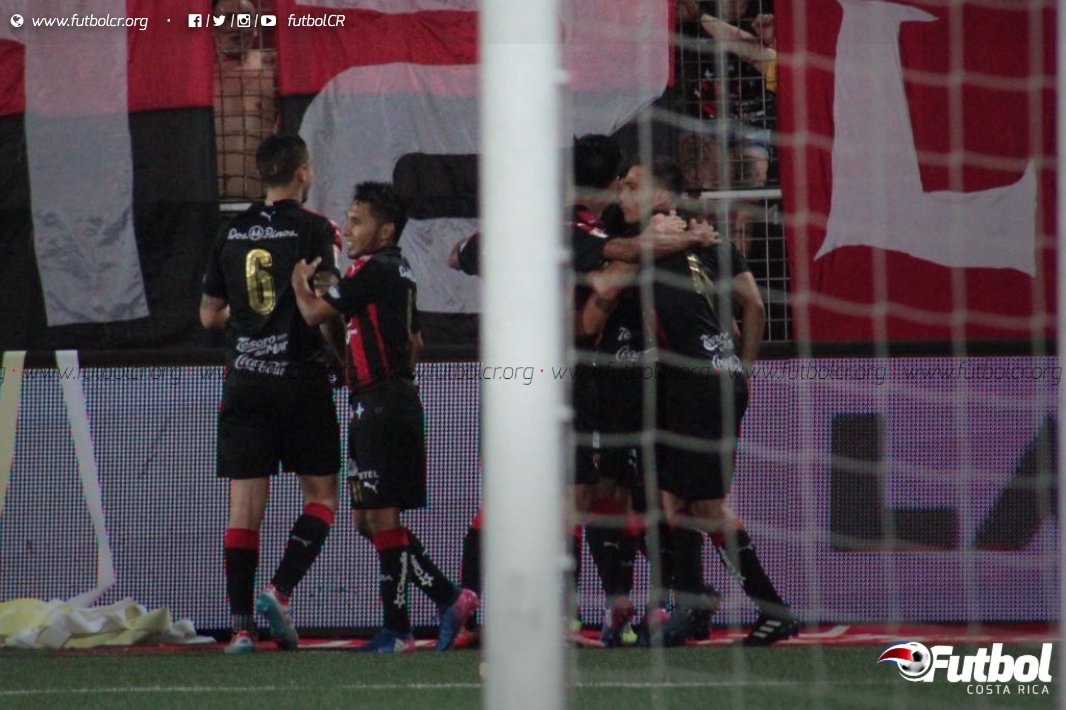 FutbolCR's tweet photo. #LDAvSAP 2-0 #ClasicoCR
¡Llegó la polémica al juego! Con penal de Umaña, @ldacr aumenta 

Sígalo #enVivo:
⏱🎙📊→ https://t.co/WuxSh4ALt4 https://t.co/hNQYfaUQHu