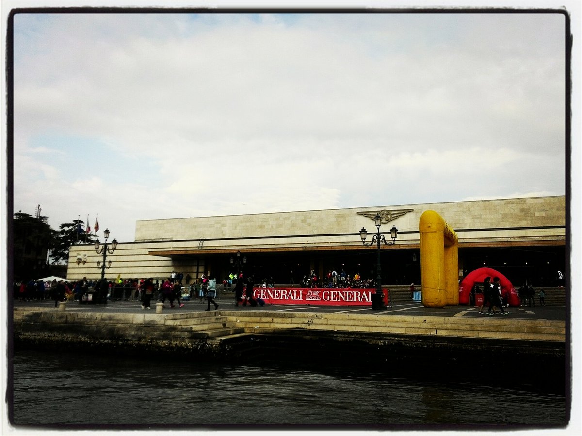 Il piazzale della Ferrovia si sta riempiendo, tutti a #Venezia per la #suezo2017 #suezoperiponti