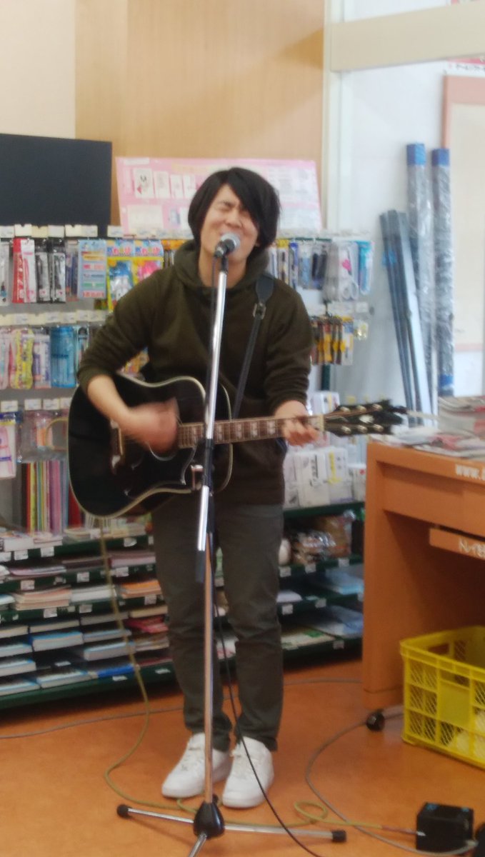 まこピー 夢はアリーナのステージ 我が里 駒ヶ根の地でインストアライブがありました 場所はtsutaya駒ヶ根店さん 出演は 茨城出身 閑那ゆうき さん 埼玉 蕨出身 大石朋貴 さん 埼玉 大宮出身 斉藤省悟 さん 皆さんの素敵で力強い歌声が残雪の