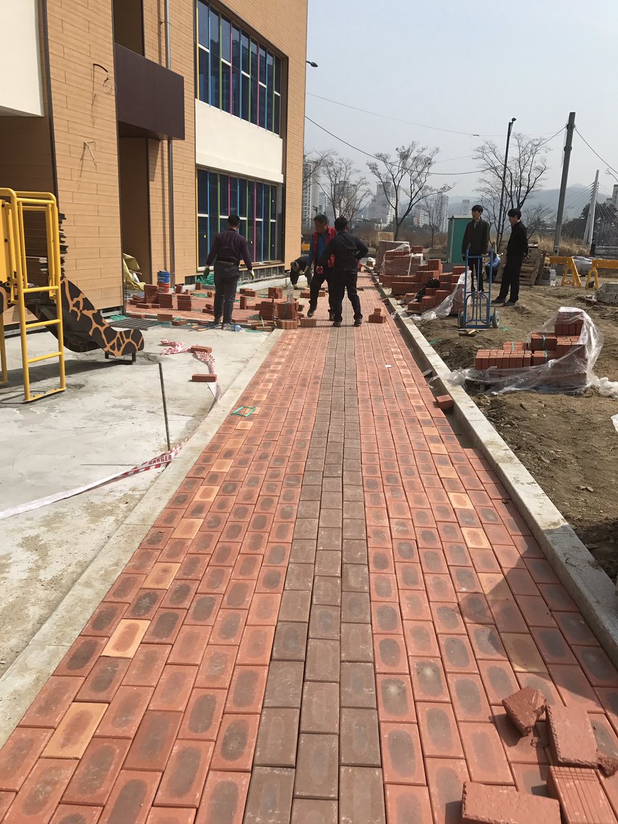 판교테크노 국공립어린이집 신축현장입니다. 진입로에 보도블럭 설치중입니다. 경사지 부분은 요철이 있는 블럭을 사용하여 미끄럼 방지를 하였습니다. #성남시 #시설공사과