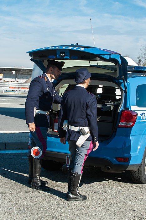 poliziadistato's tweet photo. In calo del -5,29% i #furtiauto 
la regione più colpita nel 2016 è la Campania mentre meno furti in  Valle d’Aosta con 53 auto rubate https://t.co/PHLKFD4LYz
