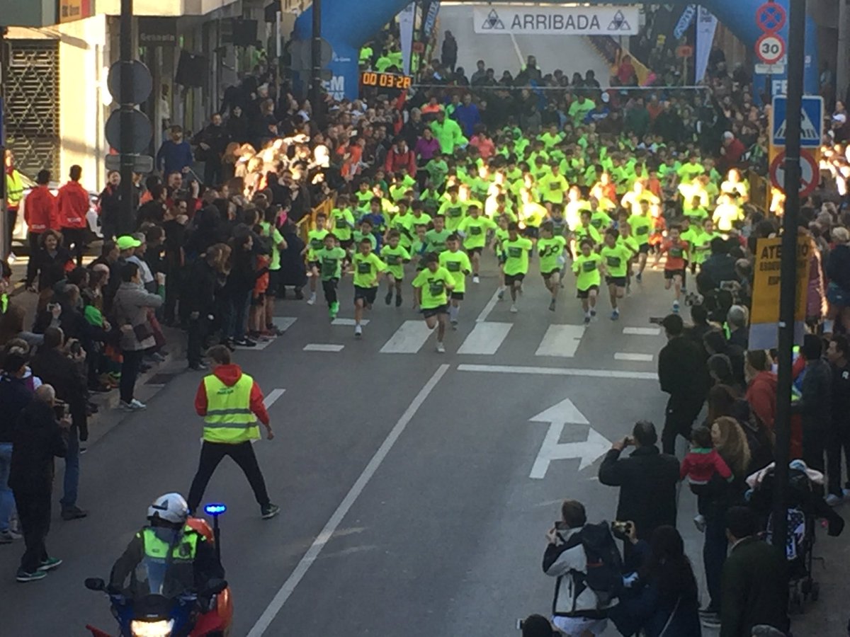 EsportsParra's tweet photo. Ells també són protagonistes avui. Sortida de les curses infantils de 600 m. #EsportsParra #Girona #Cursa10Km #Running #TRRunning #Femesport https://t.co/ry8IyVoJvJ