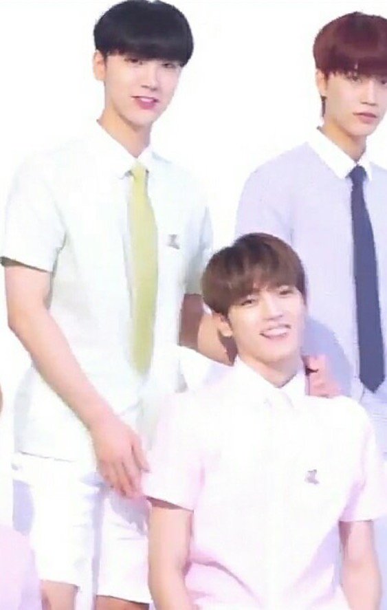 lu_tufai's tweet photo. นี่สินะโม้เม้นท์หลังกล้อง ตอนน้องก้มไปลูบแขน อิพี่ยิ้มกว้างปากจะฉีก #taeten https://t.co/UNNpIQAYiP