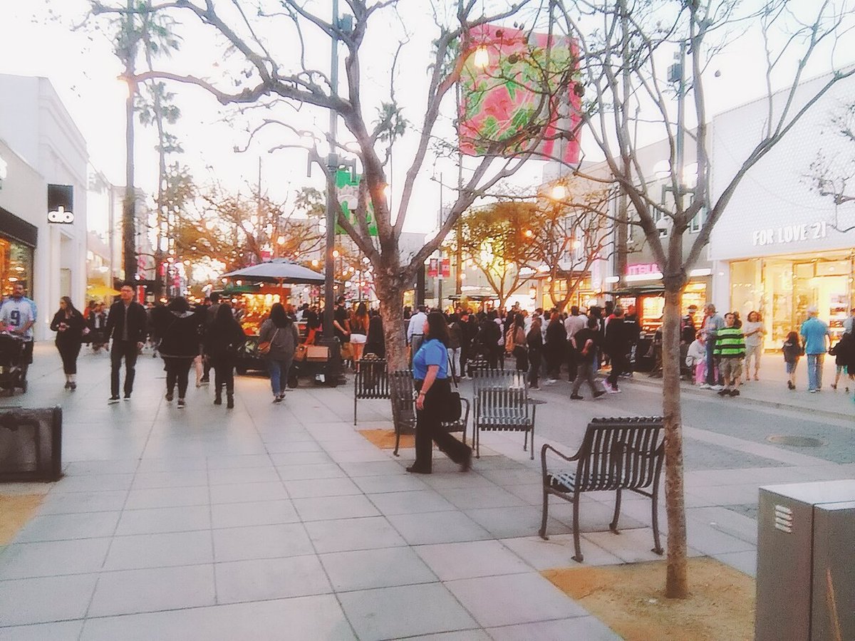 Anna_America_'s tweet photo. SANTA MONICA🇺🇸
海の近くはたくさんの人��賑わってます☺️
おしゃれなお店もいっぱい✨

#行ってみたい人RT #行きたい人RT #海外好きな人RT #海外好きな人と繋がりたい https://t.co/8ckn23oL1e
