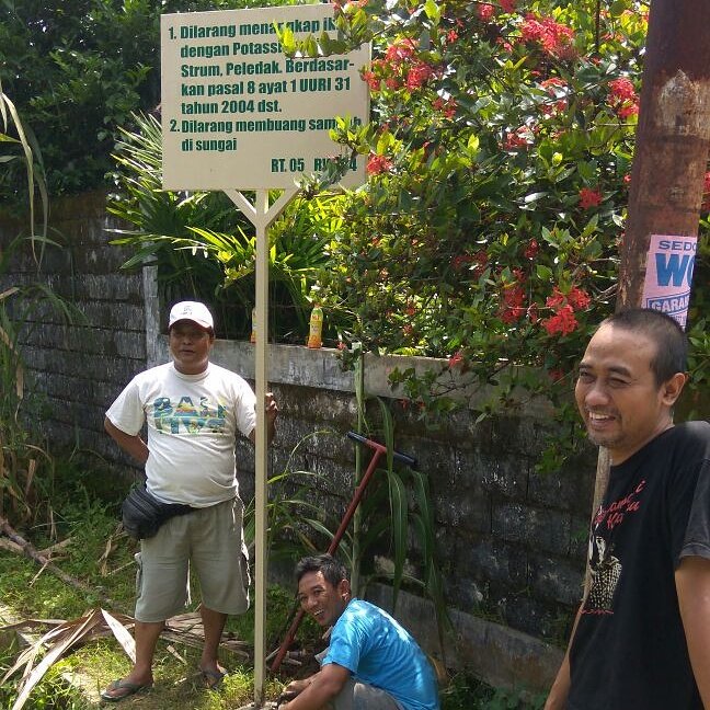 Warga RT ku di kota gombong sepakat bikin ini. Yg melanggar sirahe clup ke kali nganti ngombe banyu kali.rasakno.