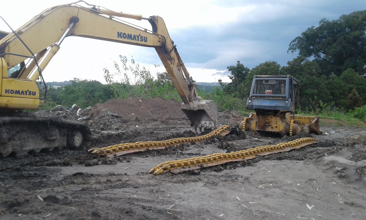 PpsmRaka's tweet photo. Pemasangan trek link dozer d5ss https://t.co/3jO58T22Yv