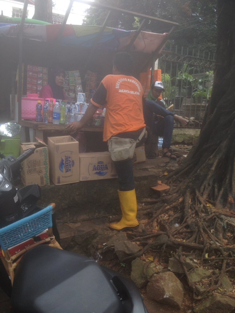 ShareJakarta's tweet photo. Lapor! Di Taman Honda Tebet ada PKL yg bikin lapak di dalam taman. Setiap hari mangkal dstu. Tolong ditertibkan. @DKIJakarta https://t.co/dQoDtvDHkV