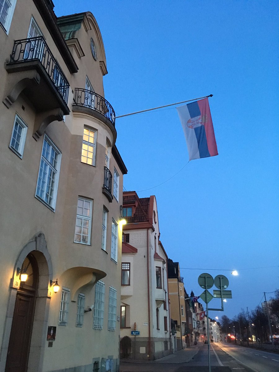 Poranio na dužnost u birački odbor u Stokholm - ambasada spremna sa divnom zastavom! #glasajmo