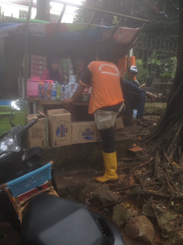 ShareJakarta's tweet photo. Sudah begitu, petugas kebersihan bukannya menegur atau menertibkan, malah ikut beli. @DKIJakarta https://t.co/UWnMIWJnNG