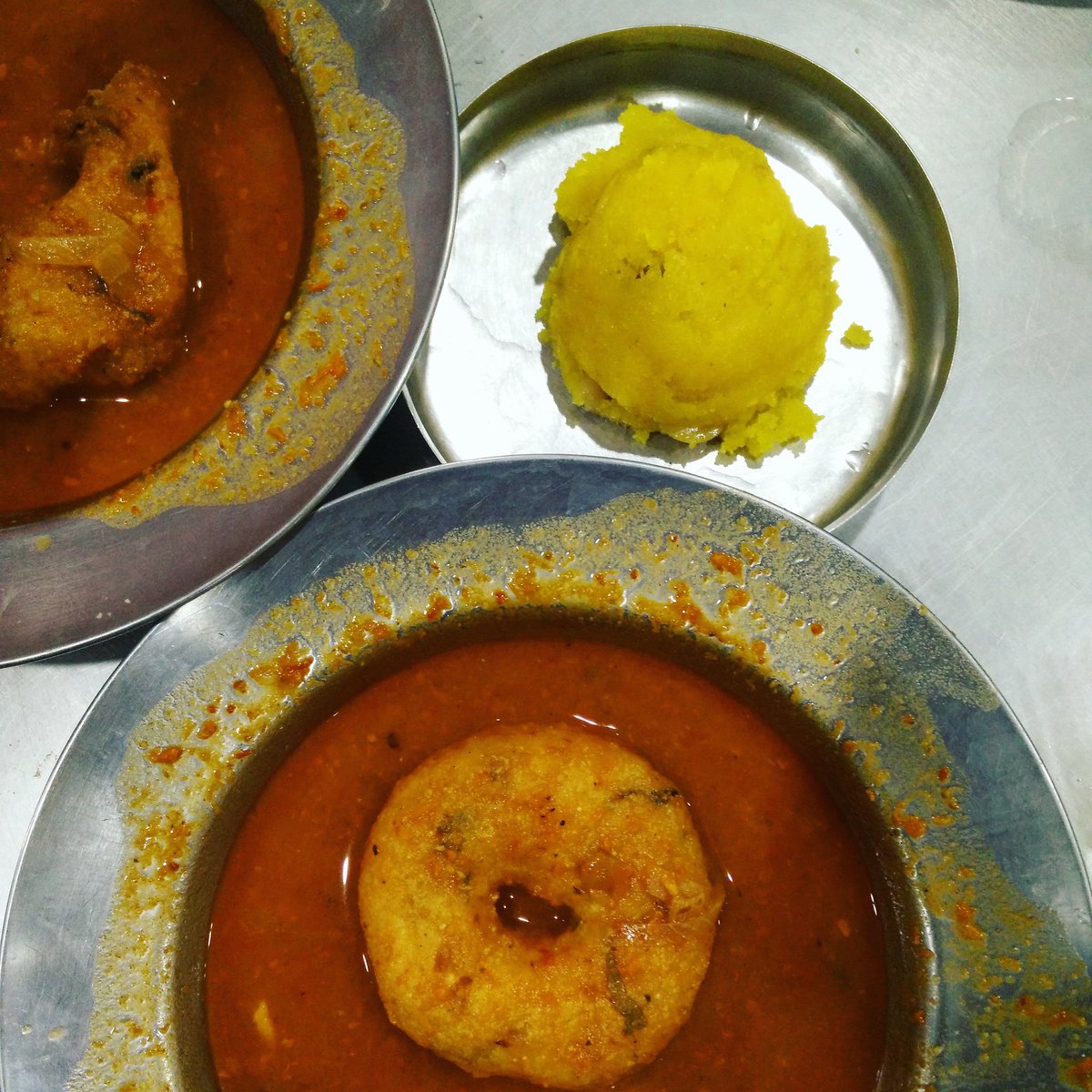 Sambar vadE & kesari bhath at Dwaraka hotel. Ok ok. I& #39;ll take SLV/taaza thindi over this. I& #39;ll stick to benne khali dosE here. Best ever.