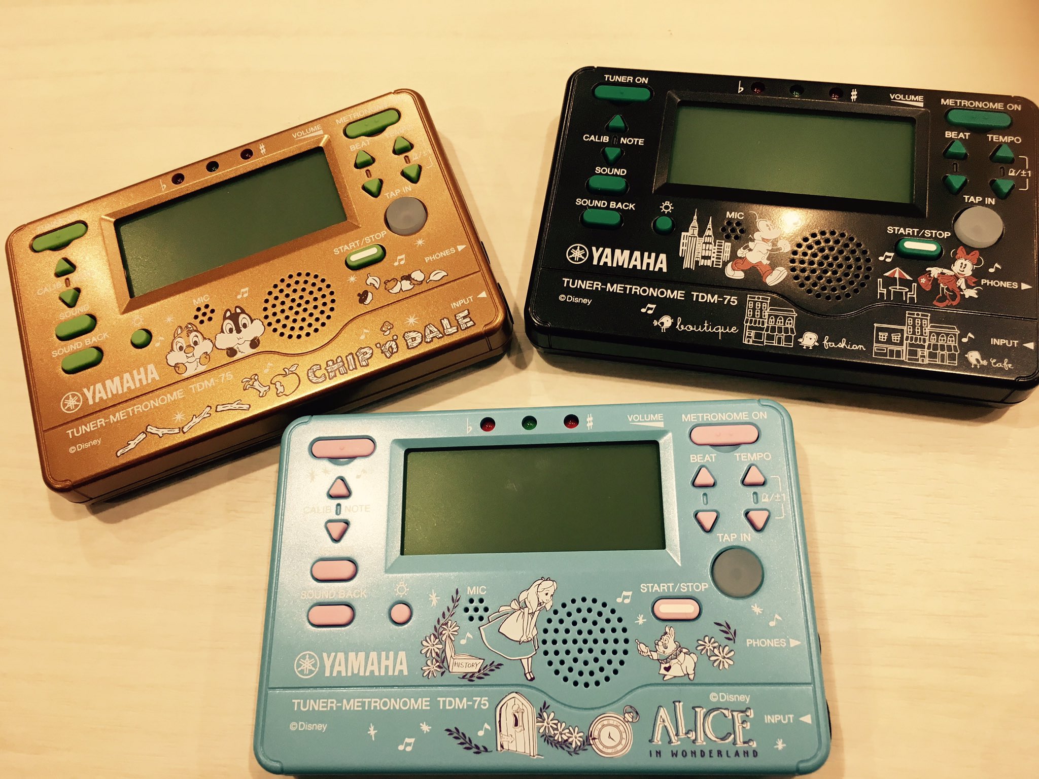 三木楽器管楽器 Windforest Lowbrasscenter この時期 毎年限定デザインが発売されるヤマハチューナーメトロノームtdm 75 今春は 爽やかなブルーの 不思議の国のアリス 口一杯に木の実をつめこんだ チップ デール シックなブラックは人気の