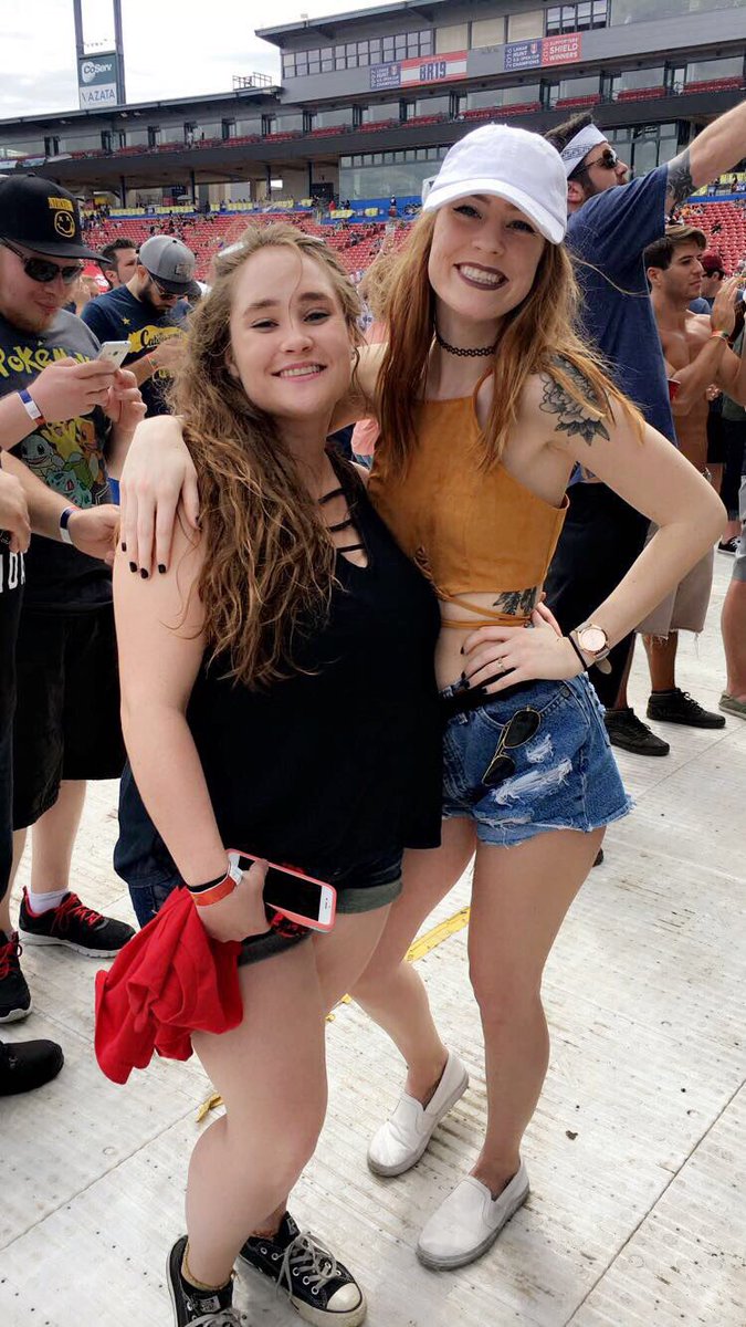 addisonpaigeee's tweet photo. Concerts and friends are always healthy for the soul 🖤 #Edgefest25 https://t.co/y2ckt5pkM0