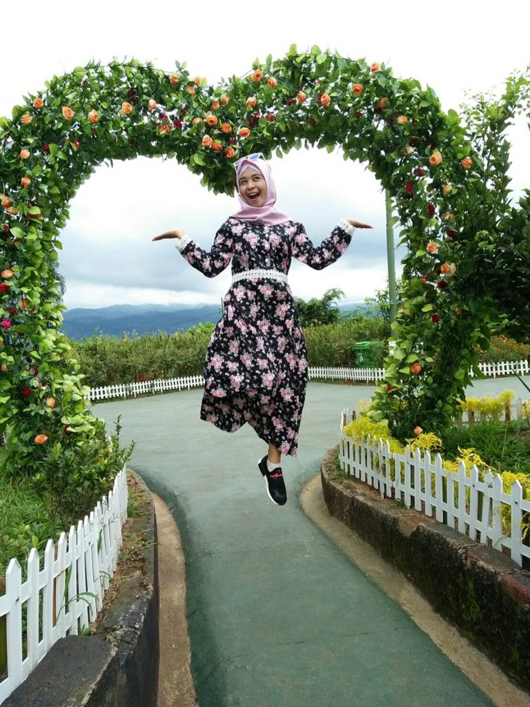 Melayang., saat apa yang kita inginkan dapat tercapai dengan usaha dan jerih payang sendiri., disaat itulah angan ini terasa melayang😊😄