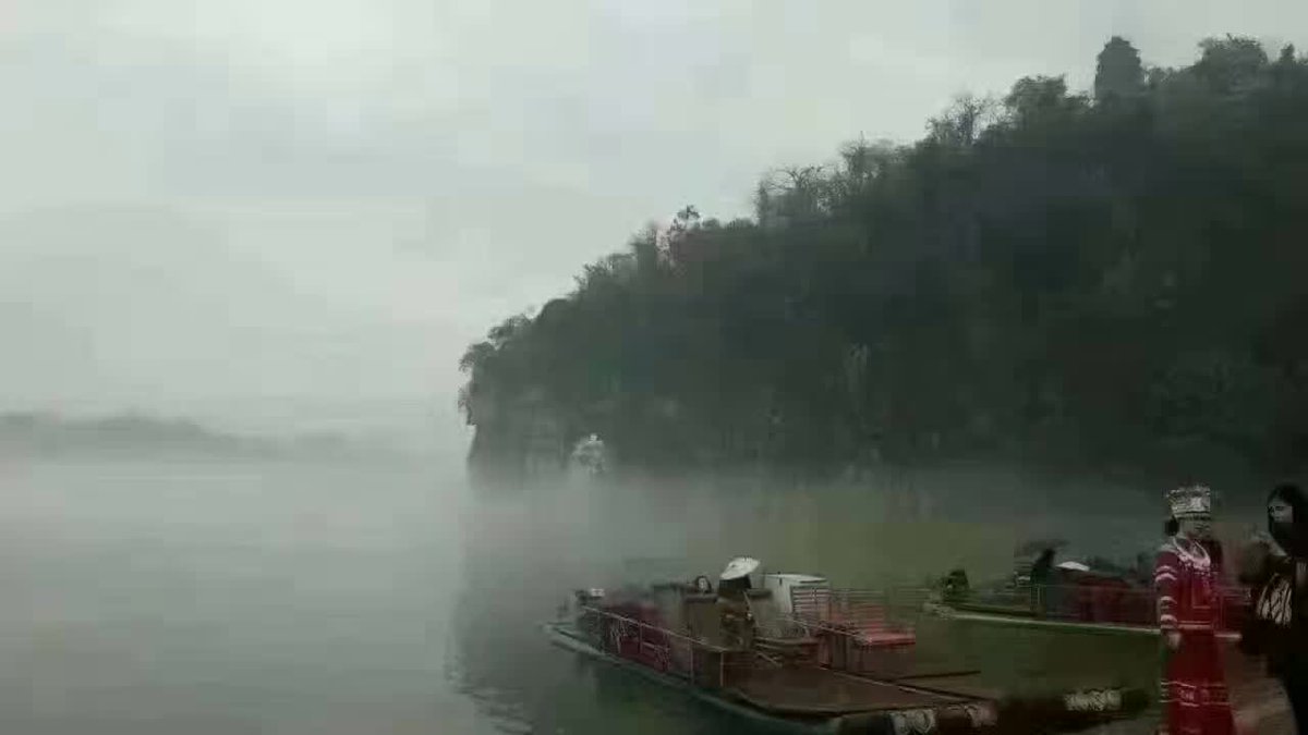 Desheng Qin 秋北京 夜上海 雾重庆 雨桂林