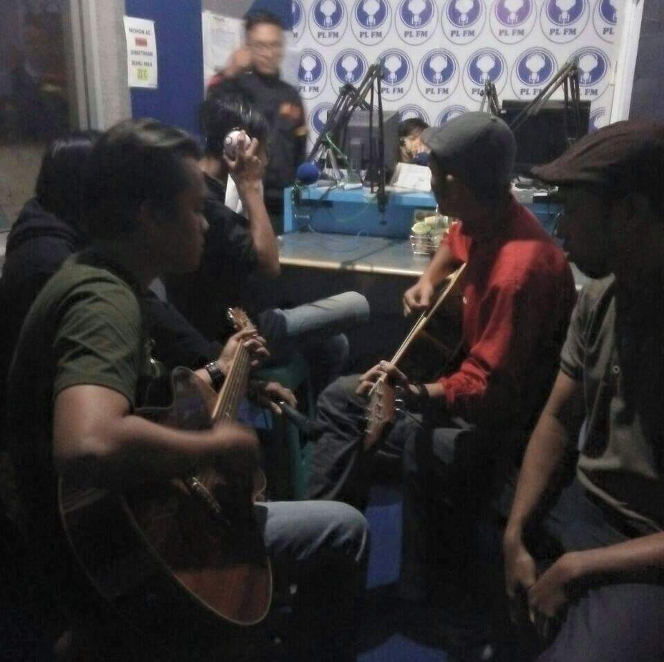 On Air Stupid Band asal singosari Malang kemarin di PLFM Radio kota Malang .terimakasih dukungannya info stupid band
swaraindie-music.blogspot.com/2017/02/stupid…
