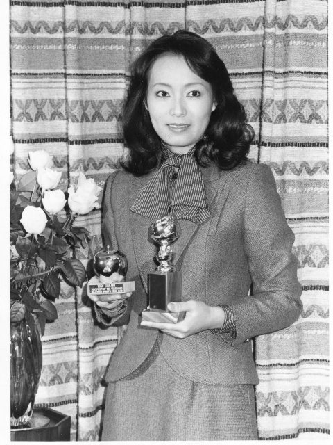 すずよし בטוויטר 昭和 島田陽子 テレビ朝日 昭和56年 テレビ朝日 将軍 Shogun にて ゴールデン アップル賞 左 とゴールデン グローブ賞 右 のトロフィーを見せる島田陽子