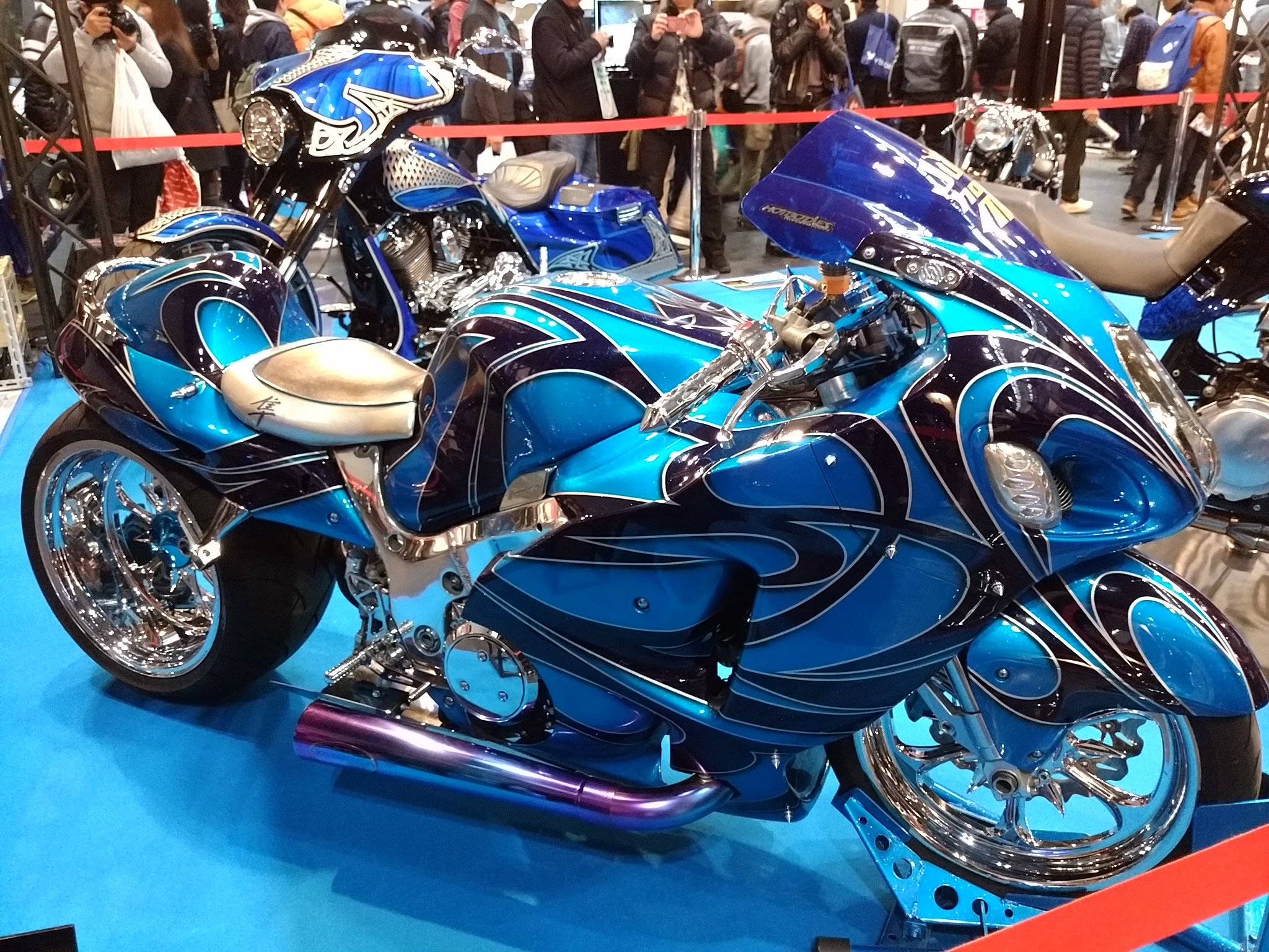 ｔｏｍ ｈ Twitter पर インテックス大阪で開催された 大阪モーターサイクルショーを観に行き カスタムバイク を展示したエリアでは ガンダムチックなバイクが飾られていて どっちが前が分からないようなバイクもあったりして 奇抜さが凄かったです T Co