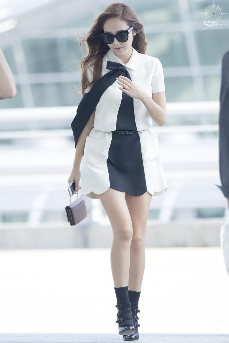 Yuliciouss's tweet photo. จองซิสมีสกิลข้ามถนนให้เหมือนลงมาจากสวรรค์ https://t.co/jhY22bIgEe