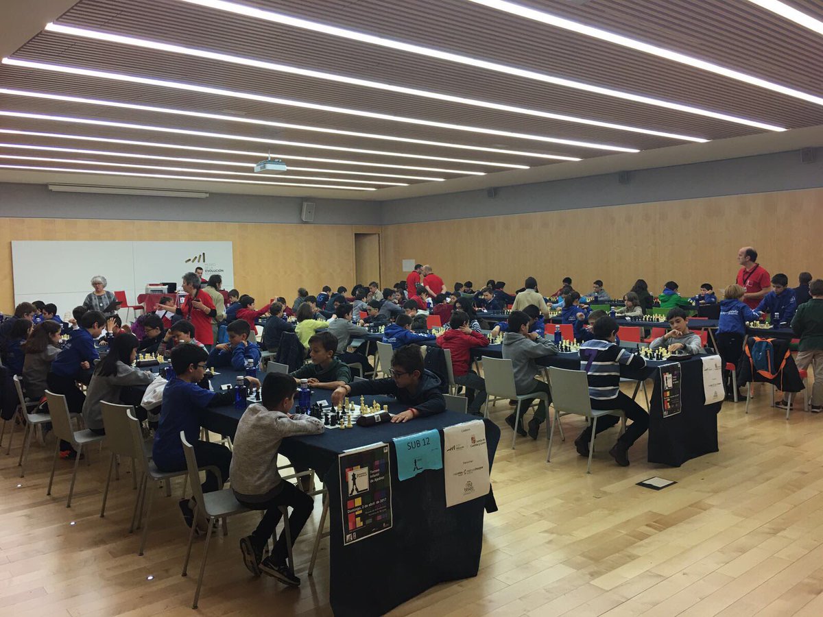 teseoproduccion's tweet photo. Da gusto ver a los niños concentrados en dar jaque mate en @PeonespasadoS #burgos #ajedrez #ahora https://t.co/51db9MJAja