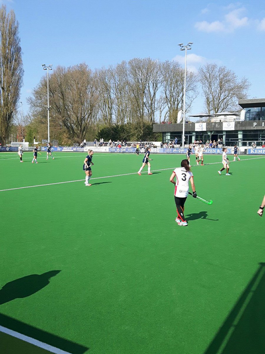 HockeyStyle's tweet photo. No goal. Stand blijft 0-2 vooralsnog #pinor #hkhockey Dames https://t.co/O2QmIfzhM6
