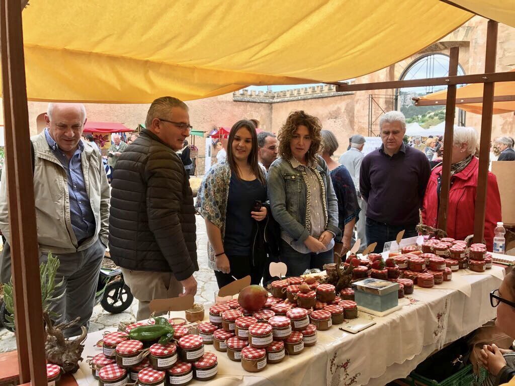 ElPi_IB's tweet photo. Gaudint de la 'XXXIII Fira d'Andratx', dedicada a les plantes medicinals i culinàries tradicionals mallorquines. Visita-la! 😍

#PobleAPoble https://t.co/6npCXbTfez