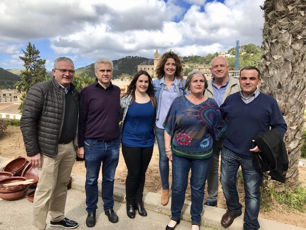 ElPi_IB's tweet photo. Gaudint de la 'XXXIII Fira d'Andratx', dedicada a les plantes medicinals i culinàries tradicionals mallorquines. Visita-la! 😍

#PobleAPoble https://t.co/6npCXbTfez
