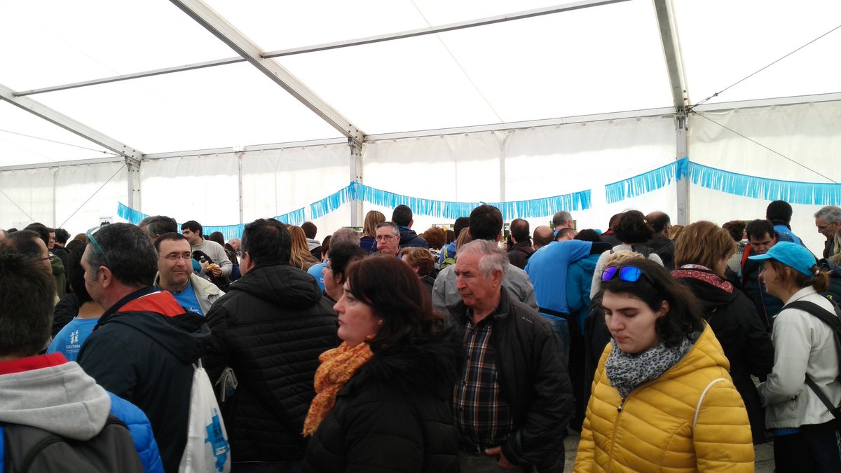 HABLARTE_logo's tweet photo. DIA INTERNACIONAL DEL AUTISMO. 
Marea azul en Zarauz. 
#urdinduz #autismo #acercateanuestromundo #gautena https://t.co/7PcJ5HORFD